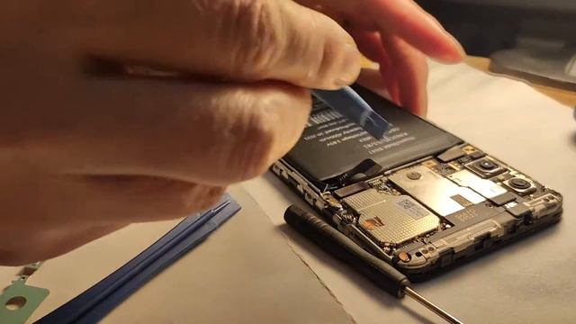 Xiaomi Mi A2 Lite - девушка меняет аккумулятор