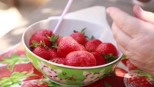Клубника. Как красиво чистить клубнику к столу смотреть онлайн