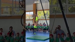 Воздушная гимнастика дуэт на кольце выступление в школе Сочи.