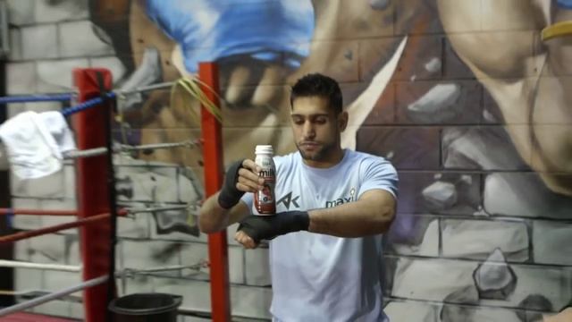 Амир Хан трюк с бутылкой молока смотреть онлайн