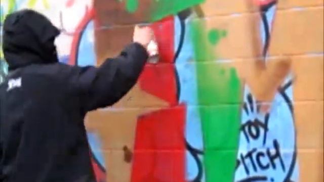 Live Graffiti Action By Famous Daytime смотреть онлайн