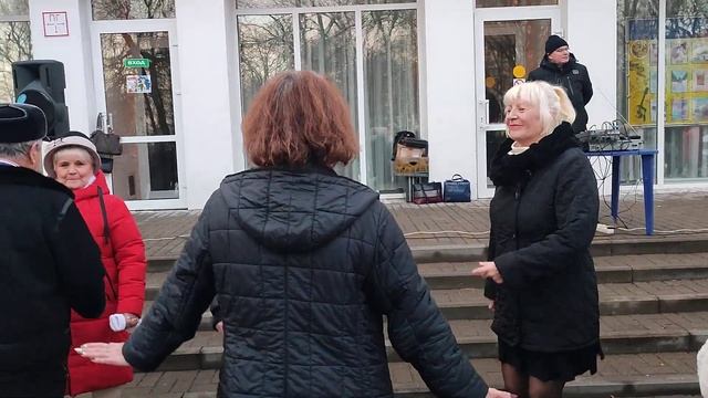 "БЕЛАЯ ЗИМА"...на танцполе в Гомельском парке...❄️ 1.01.2023года. смотреть онлайн
