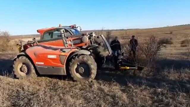 Пробуем корчеватель на Manitou смотреть онлайн
