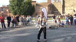 Уличный клоун развлекает детей и взрослых Street clown entertains children and adults