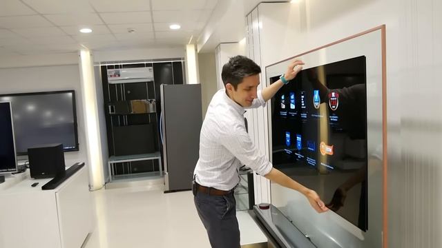 Отклеиваем от стены телевизор-обои LG OLED WОтклеиваем от стены телевизор-обои LG OLED W смотреть онлайн