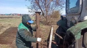 Установка столбов для забора с помощью трактора