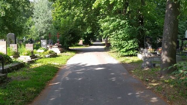 На могиле режиссёра Алексея Балабанова на Смоленском кладбище Петербурга установили новый памятник. смотреть онлайн