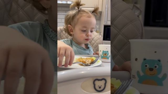 С какого возраста ваши детки начали самостоятельно кушать? ?️ #baby#дети#ужинвгодик #дочка #питание