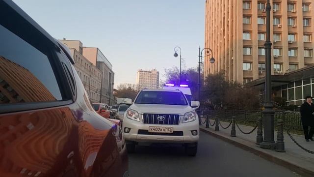 Водитель Land Cruser Prado не пускает скорую. смотреть онлайн