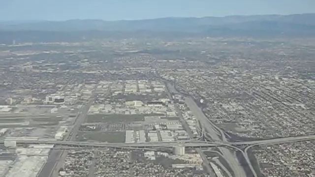 Approaching Los Angeles International Airport - KLAX смотреть онлайн