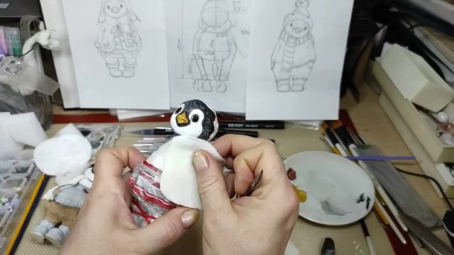 ??Ватная игрушка ПИНГВИНЧИКИ.   Урок 11.   Делаем пальто девочке.  Клювики и глазки роспись.