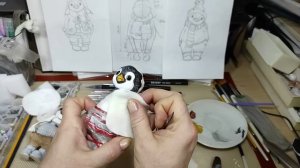 ??Ватная игрушка ПИНГВИНЧИКИ.   Урок 11.   Делаем пальто девочке.  Клювики и глазки роспись.