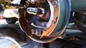 рено сандеро 1 ,меняем тросы ручника ,колодки и  ступичные подшипники.mp4