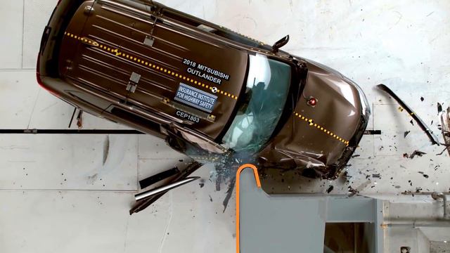 SAFETY: 2018 MITSUBISHI OUTLANDER l Side small overlap crash test смотреть онлайн