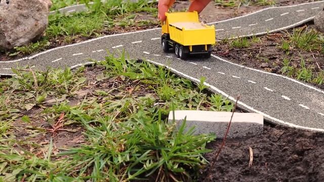Самосвалы везут песок для строительства. Пробка на мосту / Сцены с грузовиками смотреть онлайн