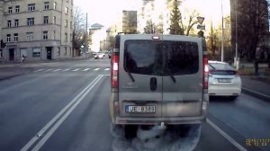 Как не надо поворачивать налево на дороге с двумя полосами в каждом направлении...