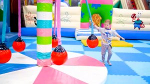 Детская площадка ребенок катается с вулкана, прыгает на батуте бегает по лабиринту