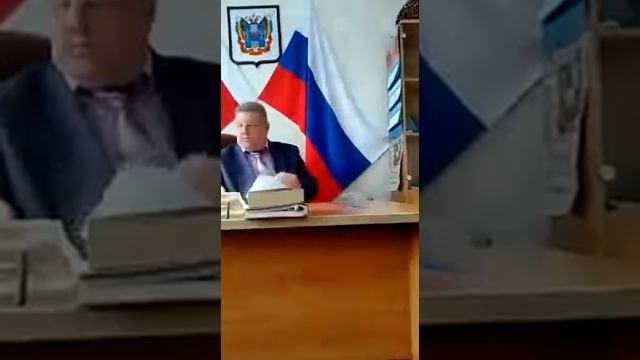 В Каменске-Шахтинском чиновник нецензурно оскорбил горожанина 1 смотреть онлайн