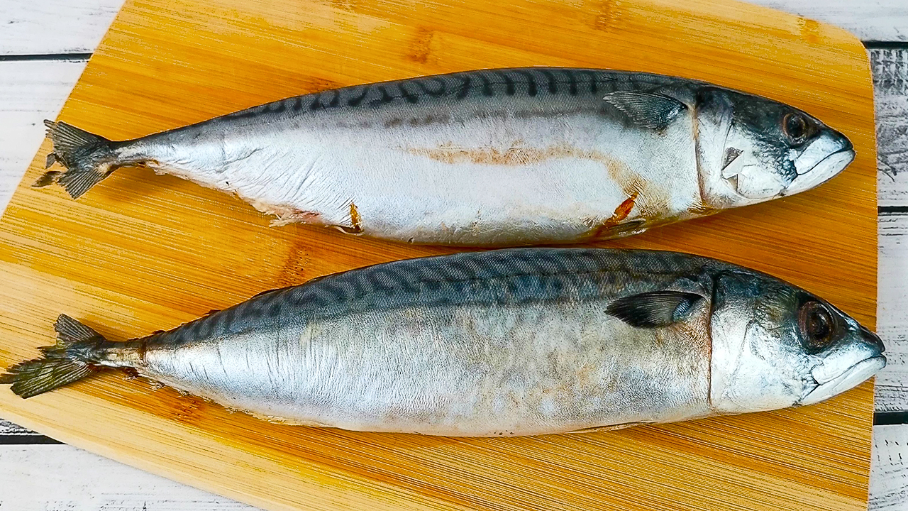 Простой рецепт скумбрии, запеченной в фольге. Очень вкусная, нежная и ароматная смотреть онлайн