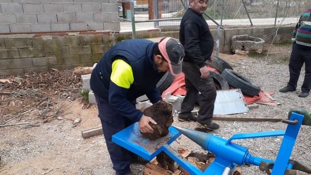 Máquina rajadora de leña del Vallo en Benlloc смотреть онлайн