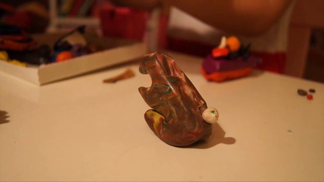 Поделка из пластилина Заяц с ушками из "вертолетиков" клёна лепим дома зайчика смотреть онлайн