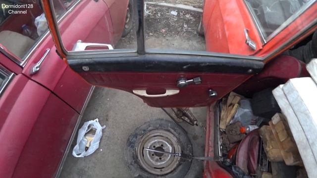 Москвич. Осенний опыт. Разбортовка старых колёс с дисков ржавых, пролежавших много лет. Часть 3. смотреть онлайн