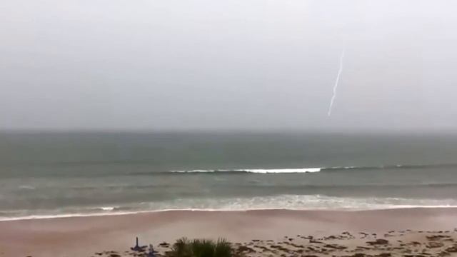 Парень снимал океан. То, что случилось через минуту запомнится на всю жизнь! смотреть онлайн