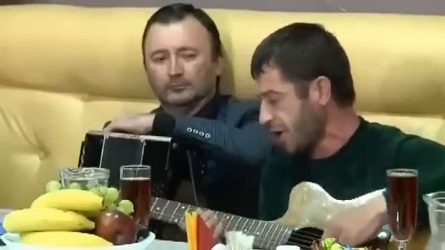 Вахид Аюбов поет под гитару- (Дика йо1) смотреть онлайн