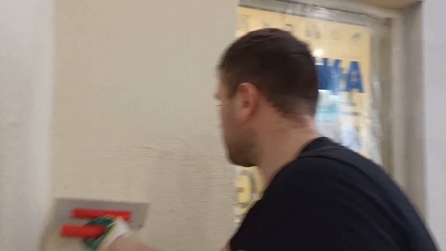 Финишная прямая, нанесение силиконовой декоративной штукатурки Baumit, фактуры Короед и Камешковая