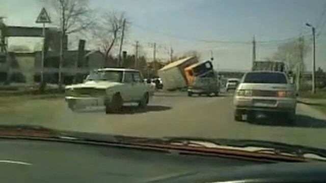Грузовик Вольво в кювете смотреть онлайн
