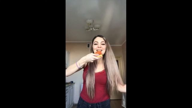 ДомасАппетитом. Моем руки и кушаем пиццу!