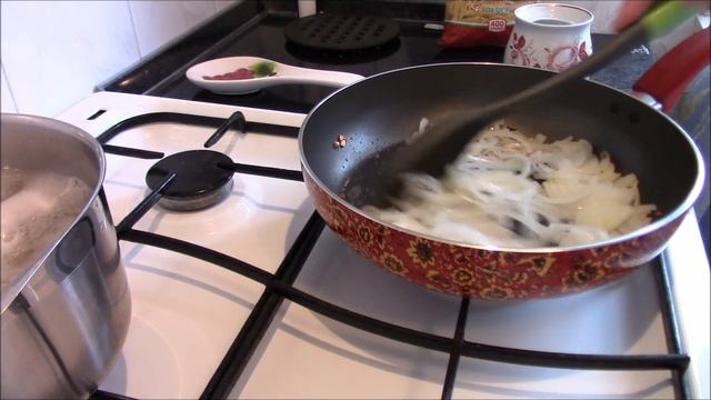 Вкусный завтрак из макарон с томатами и яйцами. смотреть онлайн