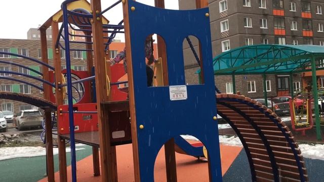 3.04.21г. София выбирает детские площадки.Какая лучше? Погода испортилась. смотреть онлайн