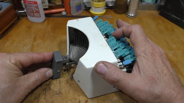 Пишущая машинка на ладони. (Typewriter in the palm of your hand.) смотреть онлайн