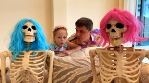 Настя и папа - загадочный челлендж в доме.mp4