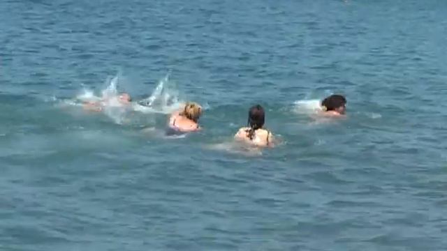 Федерация зимнего плавания Кубани решила отметить день рождения России большим заплывом смотреть онлайн