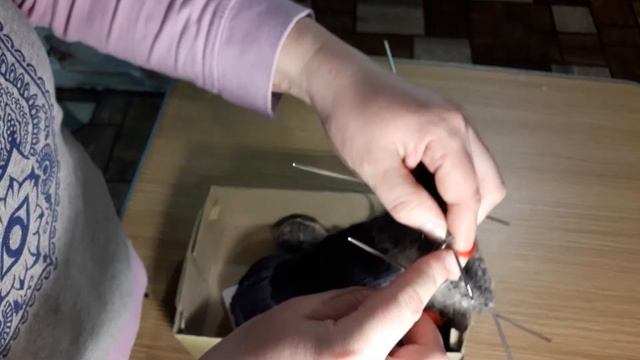как связать рукавицы на пяти спицах, оставляем место для большего пальца (часть 2) смотреть онлайн