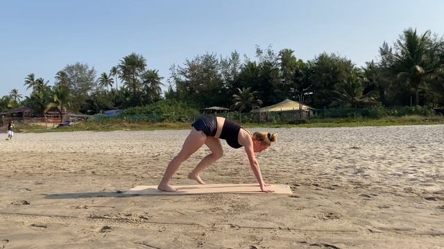 Занятие йогой на пляже | Сурья Намаскар и работа с лопатками смотреть онлайн