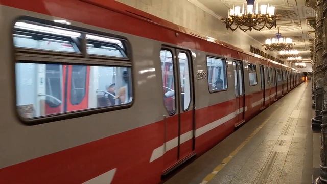 81-722.1 на станции метро 
