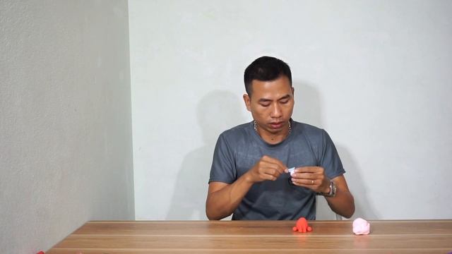 Инструкция, как сделать красно-белого бегемота из простого в изготовлении пластилина. смотреть онлайн