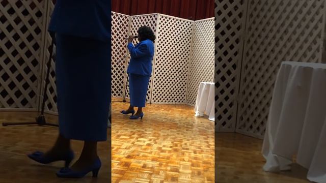 Dr. Ruth Andrea Featherstone singing "Wind Beneath My Wings" смотреть онлайн