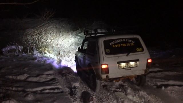 Нива на снегу , снег, горы, не поднимается на гору! смотреть онлайн