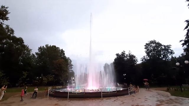 Танцующий фонтан в г. Люберцы ч. 2 | Dancing Fountain in Lubercy CD Ch. 2. From SamSung Galaxy A30s смотреть онлайн