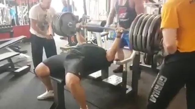 Захир Худояров, жим лёжа 240 кг на 3 раза смотреть онлайн