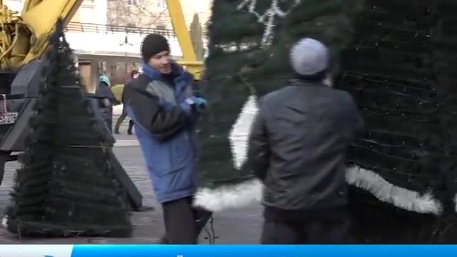 В Бельцах идут приготовления к зимним праздникам. Красавица-ёлка уже на площади.