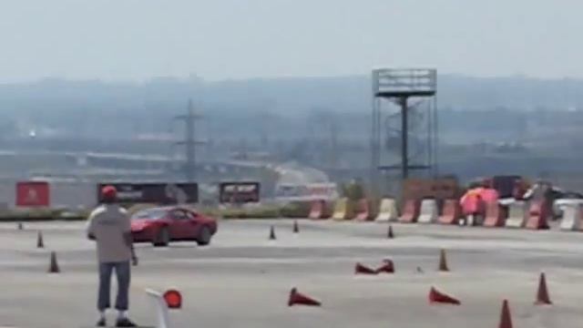 Ferrari 308 GTB on slalom track смотреть онлайн