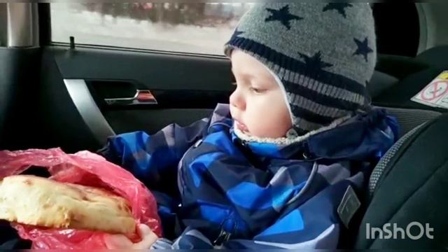 После сончаса, в магазин. Вкусный хлеб. Малышу 1 год 11 месяцев. 2.04.22г. смотреть онлайн