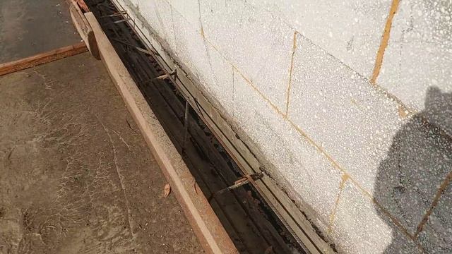 Продолжаем наращивать фундамент для кладки утеплителя и кирпичной кладки смотреть онлайн