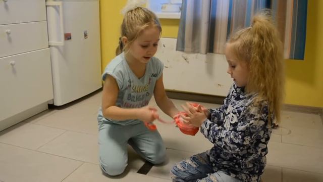 К Насте и Лиде пришли подружки. Все вместе играли со слаймами. смотреть онлайн