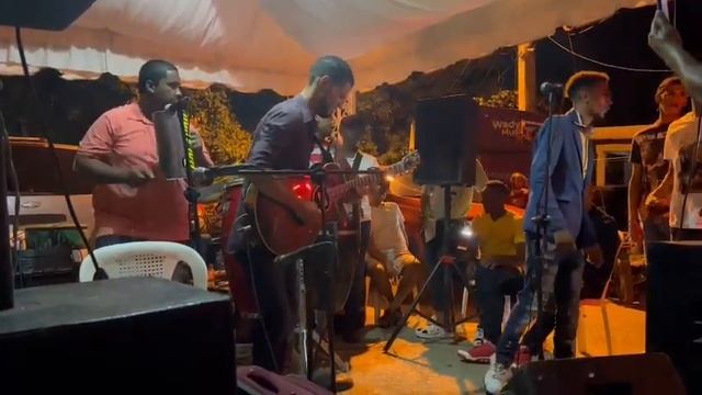 Rey Reynaldo el voz de oro de La Bachata el Rompe tarima Recuerda mi morenita en vivo смотреть онлайн